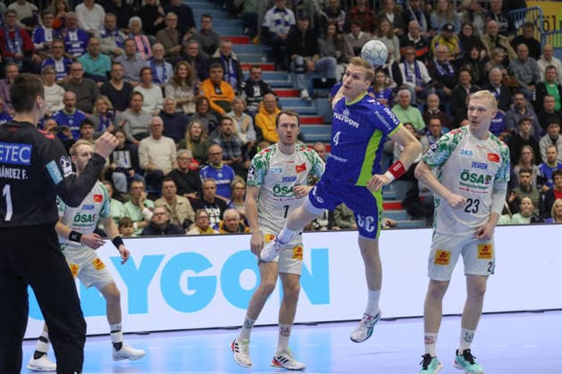 14 12 2025, xtgx, VfL Gummersbach SC Magdeburg v l Ellidi Snaer Vidarsson Gummersbach, 4 throws goal, Torschuetze, scores goal, Treffer, scores the goal Gummersbach