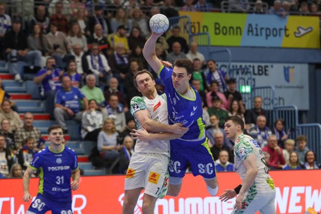 14 12 2025, xtgx, VfL Gummersbach SC Magdeburg v l Felix Claar Magdeburg, 7 , Miro Schluroff Gummersbach, 15 duel, duel, fight, tackle Gummersbach