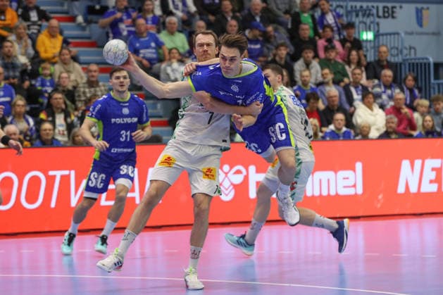 14 12 2025, xtgx, VfL Gummersbach SC Magdeburg v l Felix Claar Magdeburg, 7 , Miro Schluroff Gummersbach, 15 duel, duel, fight, tackle Gummersbach