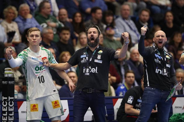 14 12 2025, xtgx, VfL Gummersbach SC Magdeburg v l Gisli Thorgeir Kristjansson Magdeburg, 10 , Bennet Wiegert Magdeburg, Trainer , Yves Grafenhorst Magdeburg, Co Trainer Jubel, Torjubel, jubelt ueber das Tor, celebrate the goal, celebration Gummersbach