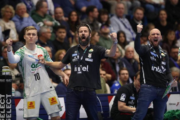 14 12 2025, xtgx, VfL Gummersbach SC Magdeburg v l Gisli Thorgeir Kristjansson Magdeburg, 10 , Bennet Wiegert Magdeburg, Trainer , Yves Grafenhorst Magdeburg, Co Trainer Jubel, Torjubel, jubelt ueber das Tor, celebrate the goal, celebration Gummersbach