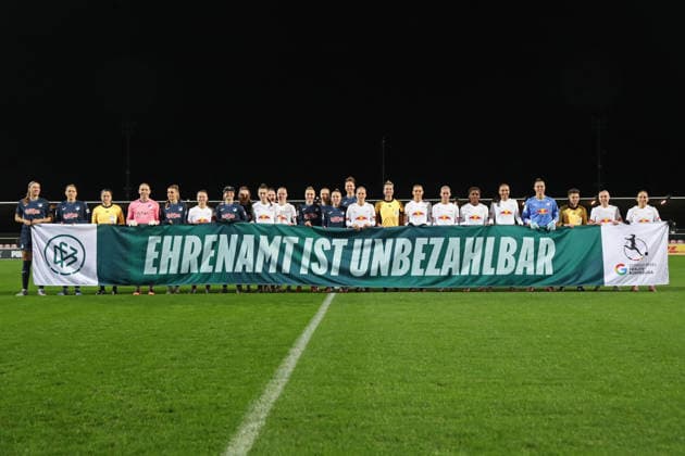 Google Pixel Womens Bundesliga, RB Leipzig TSG Hoffenheim 14 12 2025 Both teams hold a banner of the campaign EHRENAMT IST UNBEZAHLBAR Football, Google Pixel Womens Bundesliga, Season 2025 2026, 13 Matchday RB Leipzig vs TSG 1899 Hoffenheim on 14 12 2025, Training Center Cottaweg, Leipzig DFB REGULATIONS PROHIBIT ANY USE OF PHOTOGRAPHS AS IMAGE SEQUENCES AND OR QUASI VIDEO Copyright: xBEAUTIFULxSPORTS JanxKaeferx