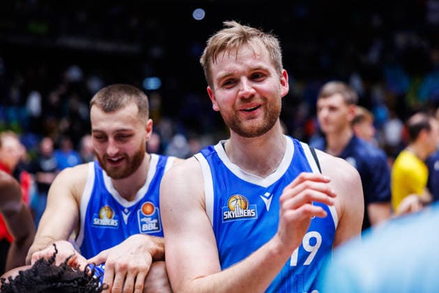 easycredit BBL, Frankfurt Skyliners Science City Jena, 14 12 2025 Good mood after the final whistle among the Frankfurt players, who can celebrate a 79 70 home win against Jena here Till Pape Frankfurt Skyliners, 19 Game of the easycredit BBL Frankfurt Skyliners Science City Jena on matchday 10 of the 25 26 season in the Süwag Energie ARENA on 14 12 2025 Copyright: xBEAUTIFULxSPORTS Hahnex