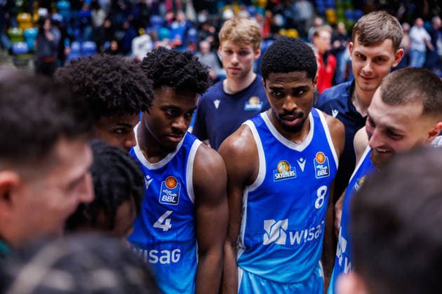 easycredit BBL, Frankfurt Skyliners Science City Jena, 14 12 2025 Good mood after the final whistle among the Frankfurt players who can celebrate a 79 70 home win against Jena here Nahiem Alleyne Frankfurt Skyliners, 4 William Christmas Frankfurt Skyliners, 8 , Radii Caisin Frankfurt Skyliners, 16 Game of the easycredit BBL Frankfurt Skyliners Science City Jena on Matchday 10 of the 25 26 season at the Süwag Energie ARENA on 14 12 2025 Copyright: xBEAUTIFULxSPORTS Hahnex