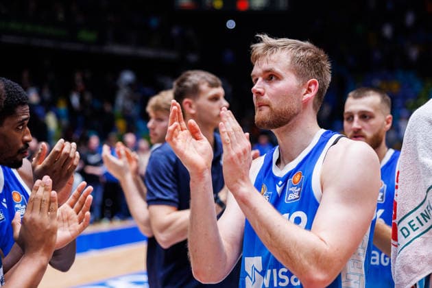 easycredit BBL, Frankfurt Skyliners Science City Jena, 14 12 2025 Good mood after the final whistle among the Frankfurt players, who can celebrate a 79 70 home win against Jena here Till Pape Frankfurt Skyliners, 19 Game of the easycredit BBL Frankfurt Skyliners Science City Jena on matchday 10 of the 25 26 season in the Süwag Energie ARENA on 14 12 2025 Copyright: xBEAUTIFULxSPORTS Hahnex