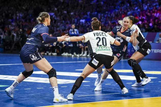 ROTTERDAM - Emily Vogel (GER), Henny Ella Reistad (NOR), and AimÃ e Von Pereira (GER) in action during the World Handball Championship final between Norway and Germany on December 14, 2025, in Ahoy Rotterdam, Netherlands. ANP IRIS VAN DEN BROEK xVIxANPxSportx xxANPxIVx 544872200 originalFilename: 544872200.jpg
