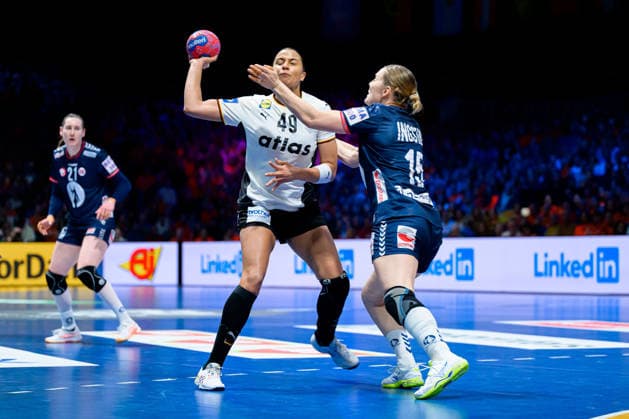 Handball, Womens World Championship, Final Germany Norway Aimee von Pereira Germany , Vilde Ingstad Norway Rotterdam Ahoy Arena Netherlands