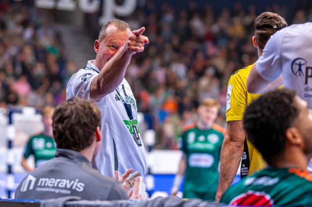 Heidmar Felixson TSV Hannover Burgdorf, Co Coach v l , TSV Hannover Burgdorf green vs TVB Stuttgart yellow on matchday 17 of the 2025 2026 season in the DAIKIN Handball Bundesliga 14 12 2025, ZAG Arena Hannover, GER , Copyright: xJanxGuentherx xTSVxHannover-Burgdorfx