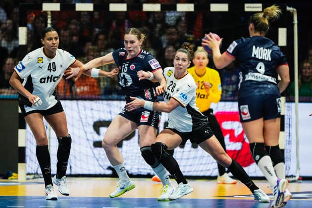 Women s Handball World Championship 2025 Germany Norway Rotterdam, Netherlands 20251214 From left Germany s Aimee Von Pereira, Norway s Vilde Mortensen Ingstad, Germany s Emily Vogel and Norway s Nora Mork during the final of the Women s Handball World Championship between Germany and Norway at Ahoy Arena Photo Beate Oma Dahle NTB Rotterdam Netherlands EDITORIAL USE ONLY RESTRICTED USE FOR BETTING COMPANIES  Copyright: xBeatexOmaxDahlex xNTBx