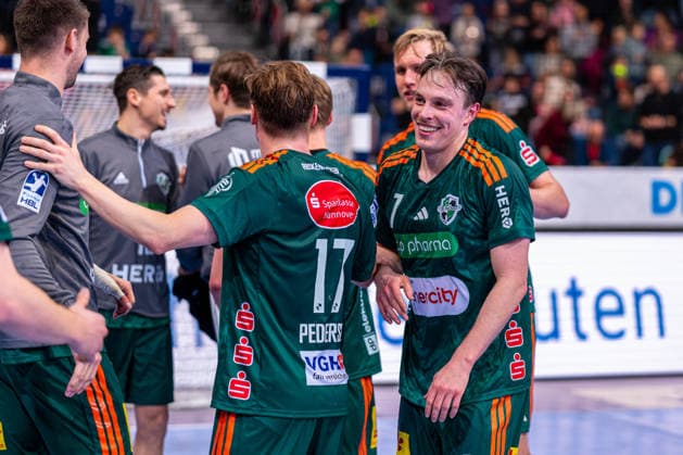 Leif Tissier TSV Hannover Burgdorf, No. 7 v l , TSV Hannover Burgdorf green against TVB Stuttgart yellow on matchday 17 of the 2025 2026 season in the DAIKIN Handball Bundesliga 14 12 2025, ZAG Arena Hannover, GER , Copyright: xJanxGuentherx xTSVxHannover-Burgdorfx