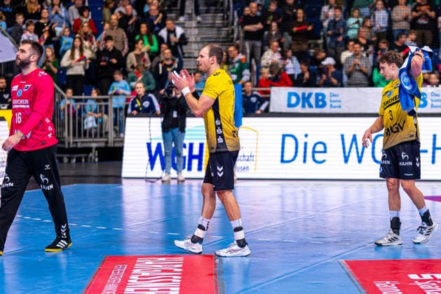 Kai Häfner TVB Stuttgart, No. 34 v l , TSV Hannover Burgdorf green against TVB Stuttgart yellow on matchday 17 of the 2025 2026 season in the DAIKIN Handball Bundesliga 14 12 2025, ZAG Arena Hannover, GER , Copyright: xJanxGuentherx xTSVxHannover-Burgdorfx
