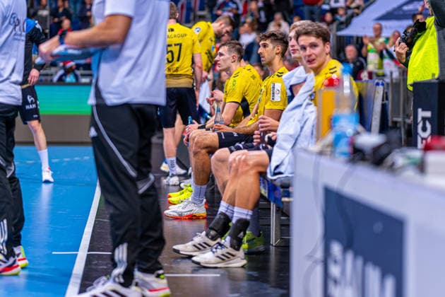 Simone Mengon TVB Stuttgart, No. 15 Antonio Serradilla TVB Stuttgart, No. 5 v l , TSV Hannover Burgdorf green against TVB Stuttgart yellow on matchday 17 of the 2025 2026 season in the DAIKIN Handball Bundesliga 14 12 2025, ZAG Arena Hannover, GER , Copyright: xJanxGuentherx xTSVxHannover-Burgdorfx