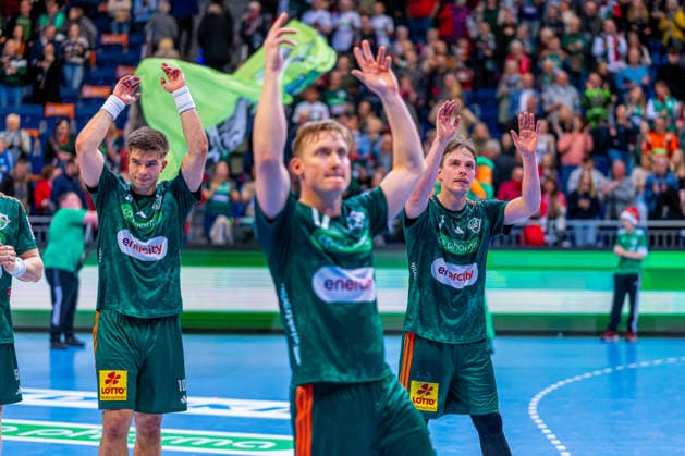 Renars Uscins TSV Hannover Burgdorf, No. 10 Leif Tissier TSV Hannover Burgdorf, No. 7 v l , TSV Hannover Burgdorf green against TVB Stuttgart yellow on matchday 17 of the 2025 2026 season in the DAIKIN Handball Bundesliga 14 12 2025, ZAG Arena Hannover, GER , Copyright: xJanxGuentherx xTSVxHannover-Burgdorfx