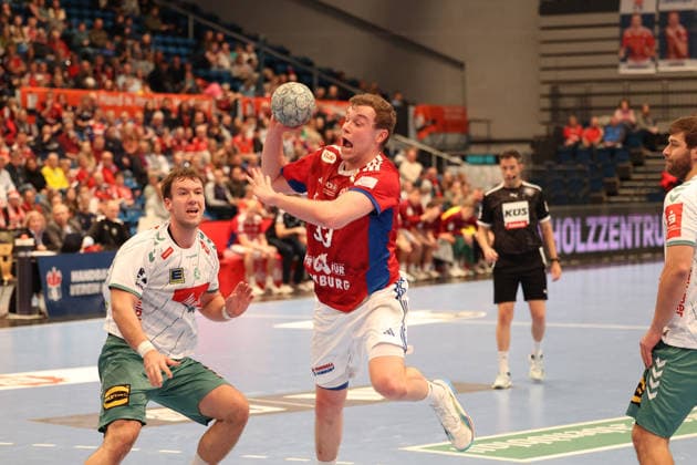Handball Daikin Handball Bundesliga 2025 2026 Handball Sport Verein Hamburg vs GWD Minden Eimantas Grimuta Minden ,Moritz Sauter Hamburg ,Successful shot on goal, Sporthalle Hamburg Hamburg