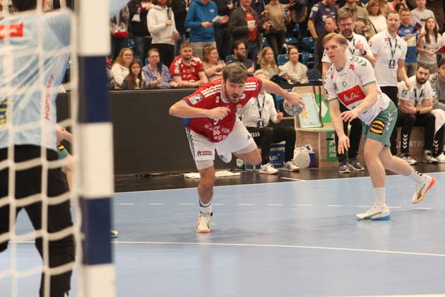 Handball Daikin Handball Bundesliga 2025 2026 Handball Sport Verein Hamburg vs GWD Minden Goalkeeper Malte Semisch Minden ,Jacob Arenth Lassen Hamburg ,successful shot on goal, Niclas Benedict Heitkamp Minden , Sporthalle Hamburg Hamburg Hamburg
