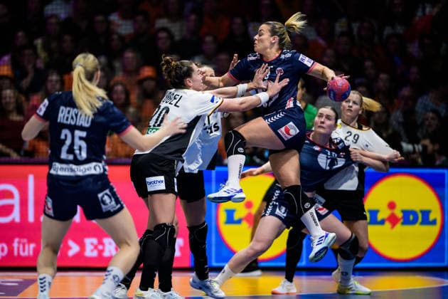 251214 Emily Vogel of Germany and Nora Mork of Norway during the IHF Women s World Championship final between Germany and Norway on December 14, 2025 in Rotterdam Photo Joel Marklund BILDBYRAN kod JM JM0758 bbeng handball handboll handball vm handball vm handbolls vm ihf handball world championship world handball championship 2025 world championship 2025 final tyskland norway norge germany dam  Copyright: JOELxMARKLUND BB251214JM059