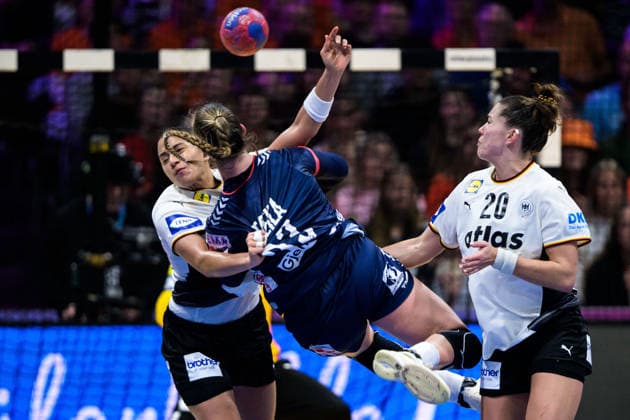 251214 AimÃ e von Pereira and Emily Vogel of Germany and Thale Rushfeldt Deila of Norway during the IHF Women s World Championship final between Germany and Norway on December 14, 2025 in Rotterdam Photo Joel Marklund BILDBYRAN kod JM JM0758 bbeng handball handboll handball vm handball vm handbolls vm ihf handball world championship world handball championship 2025 world championship 2025 final tyskland norway norge germany dambbauto  Copyright: JOELxMARKLUND BB251214JM063