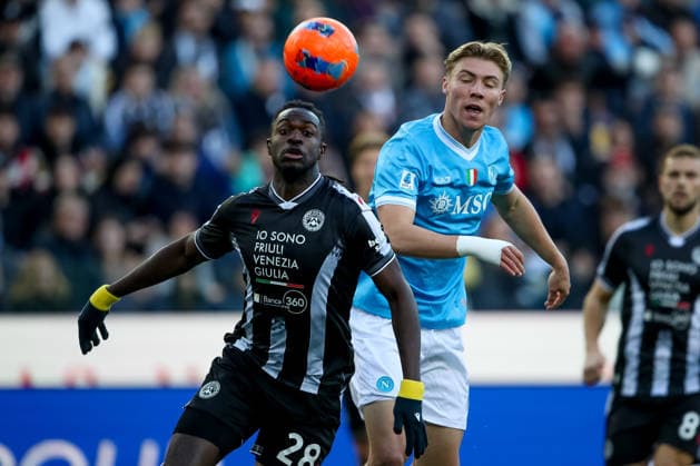 Udinese s Oumar Solet in action against Napoli s Rasmus Hojlund during the Italian Soccer Serie A match between Udinese Calcio vs SSC Napoli at the Bluenergy Stadium in Udine, Italy, 14 december 2025  Copyright: xGabrielexMenis IPAxSportx xipa-agency.netx xx IPA_69151003 IPA_Agency_IPA69151003