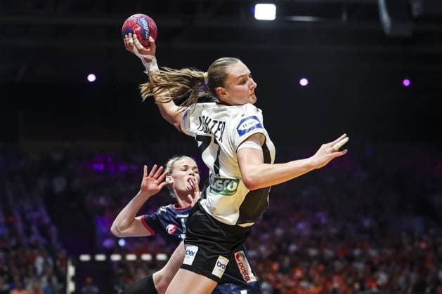 ROTTERDAM - Veronica Egebakken Kristiansen (NOR) and Viola Leuchter (GER) in action during the World Handball Championship final between Norway and Germany on December 14, 2025, in Ahoy Rotterdam, Netherlands. ANP IRIS VAN DEN BROEK xVIxANPxSportx xxANPxIVx 544873243 originalFilename: 544873243.jpg