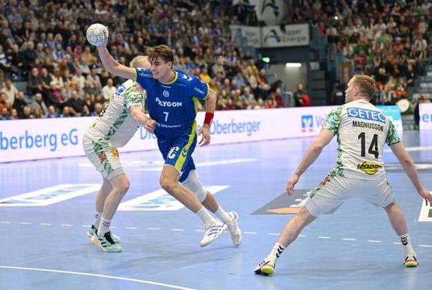 Julian Koester VfL Gummersbach 7 vs Teitur Einarsson VfL Gummersbach 14 and Magnus Saugstrup SC Magdeburg 23 VfL Gummersbach vs SC Magdeburg, Handball, Daikin 1 Bundesliga, Matchday 17, Season 2025 2026, Schwalbe Arena Gummersbach, 14 12 2025 VfL Gummersbach vs SC Magdeburg, Handball, Daikin 1 Bundesliga, Matchday 17, Season 2025 2026, Schwalbe Arena Gummersbach, 14 12 2025 Gummersbach Copyright: xEibner-Pressefoto JuergenxAugstx EP_JAT