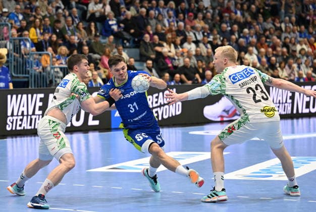 Kay Smits VfL Gummersbach 31 vs Magnus Saugstrup SC Magdeburg 23 and Elvar Oern Jonsson SC Magdeburg 19 VfL Gummersbach vs SC Magdeburg, Handball, Daikin 1 Bundesliga, Matchday 17, Season 2025 2026, Schwalbe Arena Gummersbach, 14 12 2025 VfL Gummersbach vs SC Magdeburg, Handball, Daikin 1 Bundesliga, Matchday 17, Season 2025 2026, Schwalbe Arena Gummersbach, 14 12 2025 Gummersbach Copyright: xEibner-Pressefoto JuergenxAugstx EP_JAT