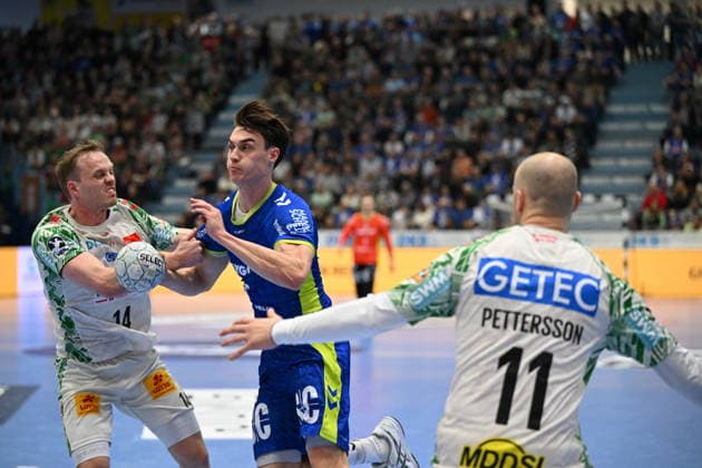 Omar Ingi Magnusson SC Magdeburg 14 and Daniel Pettersson SC Magdeburg 11 against Miro Schluroff VfL Gummersbach 15 VfL Gummersbach vs SC Magdeburg, Handball, Daikin 1 Bundesliga, Matchday 17, Season 2025 2026, Schwalbe Arena Gummersbach, 14 12 2025 VfL Gummersbach vs SC Magdeburg, Handball, Daikin 1 Bundesliga, Matchday 17, Season 2025 2026, Schwalbe Arena Gummersbach, 14 12 2025 Gummersbach Copyright: xEibner-Pressefoto JuergenxAugstx EP_JAT