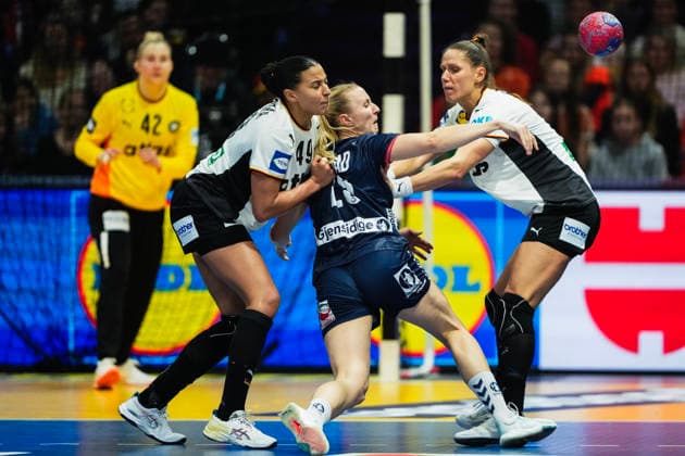 Women s Handball World Championship 2025 Germany Norway Rotterdam, Netherlands 20251214 Norway s Henny Ella Reistad between Germany s Aimee Von Pereira and Xenia Smits during the final of the Women s Handball World Championship between Germany and Norway at Ahoy Arena Photo Beate Oma Dahle NTB Rotterdam Netherlands EDITORIAL USE ONLY RESTRICTED USE FOR BETTING COMPANIES  Copyright: xBeatexOmaxDahlex xNTBx