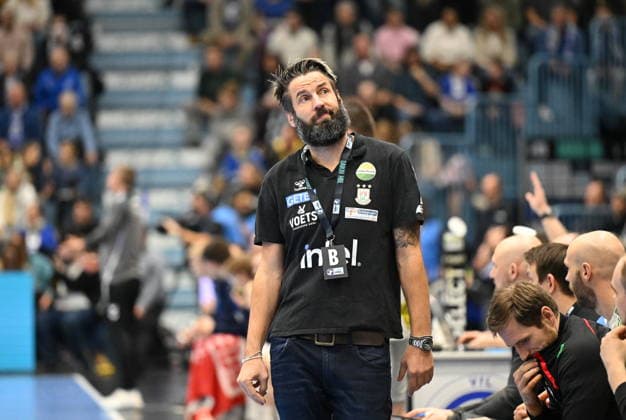 Bennet Wiegert SC Magdeburg coach with a skeptical look VfL Gummersbach vs SC Magdeburg, Handball, Daikin 1 Bundesliga, Matchday 17, Season 2025 2026, Schwalbe Arena Gummersbach, 14 12 2025 VfL Gummersbach vs SC Magdeburg, Handball, Daikin 1 Bundesliga, Matchday 17, Season 2025 2026, Schwalbe Arena Gummersbach, 14 12 2025 Gummersbach Copyright: xEibner-Pressefoto JuergenxAugstx EP_JAT