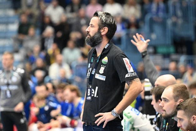 Bennet Wiegert SC Magdeburg Coach VfL Gummersbach vs SC Magdeburg, Handball, Daikin 1 Bundesliga, Matchday 17, Season 2025 2026, Schwalbe Arena Gummersbach, 14 12 2025 VfL Gummersbach vs SC Magdeburg, Handball, Daikin 1 Bundesliga, Matchday 17, Season 2025 2026, Schwalbe Arena Gummersbach, 14 12 2025 Gummersbach Copyright: xEibner-Pressefoto JuergenxAugstx EP_JAT