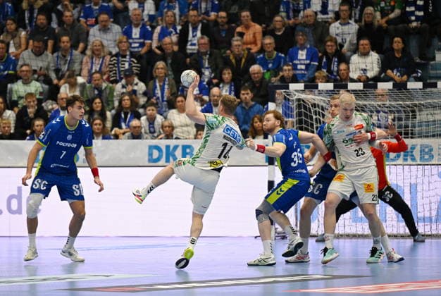 Omar Ingi Magnusson SC Magdeburg 14 vs Tom Kiesler VfL Gummersbach 30 VfL Gummersbach vs SC Magdeburg, Handball, Daikin 1 Bundesliga, Matchday 17, Season 2025 2026, Schwalbe Arena Gummersbach, 14 12 2025 VfL Gummersbach vs SC Magdeburg, Handball, Daikin 1 Bundesliga, Matchday 17, Season 2025 2026, Schwalbe Arena Gummersbach, 14 12 2025 Gummersbach Copyright: xEibner-Pressefoto JuergenxAugstx EP_JAT