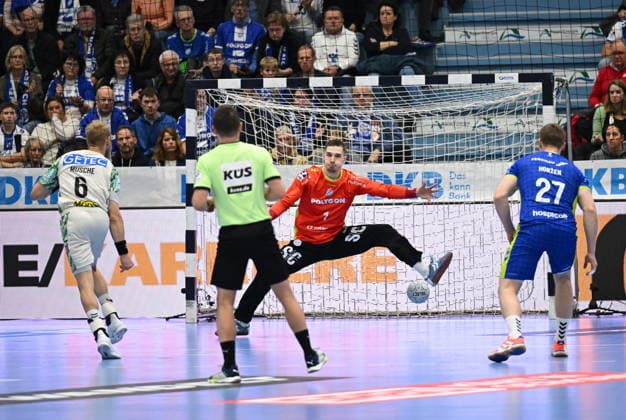 Matthias Musche SC Magdeburg 6 defeats Dominik Kuzmanovic VfL Gummersbach 1 on a 7-meter throw VfL Gummersbach vs SC Magdeburg, Handball, Daikin 1 Bundesliga, Matchday 17, Season 2025 2026, Schwalbe Arena Gummersbach, 14 12 2025 VfL Gummersbach vs SC Magdeburg, Handball, Daikin 1 Bundesliga, Matchday 17, Season 2025 2026, Schwalbe Arena Gummersbach, 14 12 2025 Gummersbach Copyright: xEibner-Pressefoto JuergenxAugstx EP_JAT