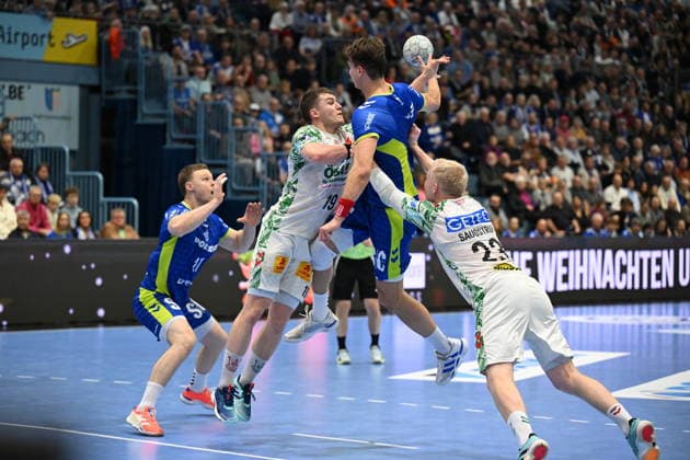 Elvar Oern Jonsson SC Magdeburg 19 and Magnus Saugstrup SC Magdeburg 23 against Julian Koester VfL Gummersbach 7 VfL Gummersbach vs SC Magdeburg, Handball, Daikin 1 Bundesliga, Matchday 17, Season 2025 2026, Schwalbe Arena Gummersbach, 14 12 2025 VfL Gummersbach vs SC Magdeburg, Handball, Daikin 1 Bundesliga, Matchday 17, Season 2025 2026, Schwalbe Arena Gummersbach, 14 12 2025 Gummersbach Copyright: xEibner-Pressefoto JuergenxAugstx EP_JAT