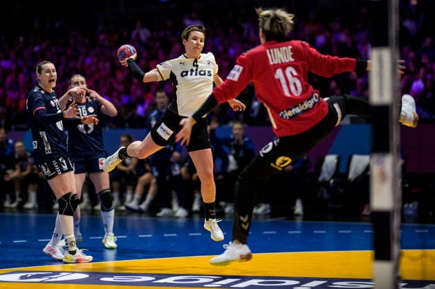 251214 Alina Grijseels of Germany and Goalkeeper Katrine Lunde of Norway during the IHF Women s World Championship final between Germany and Norway on December 14, 2025 in Rotterdam Photo Joel Marklund BILDBYRAN kod JM JM0758 bbeng handball handball handball handball handball vm handball vm handbolls vm ihf handball world championship world handball championship 2025 world championship 2025 final deutschland norway norge germany dambbauto norge norway tyskland germany  Copyright: JOELxMARKLUND BB251214JM066