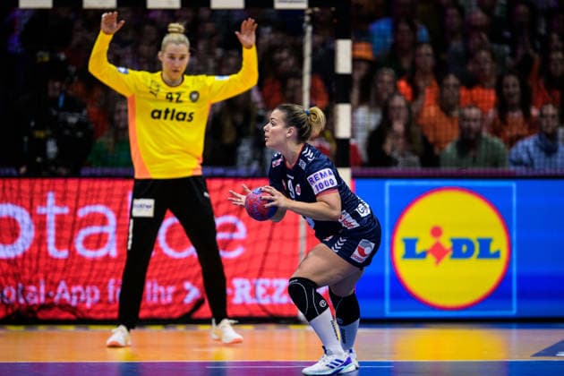 251214 Nora Mork of Norway and goalkeeper Katharina Filter of Germany during the IHF Women s World Championship final between Germany and Norway on December 14, 2025 in Rotterdam Photo Joel Marklund BILDBYRAN kod JM JM0758 bbeng, handball, handboll, handball, handball, handball, vm, h  Copyright: JOELxMARKLUND BB251214JM068