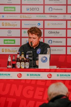 Trainer at press conference at table with microphone Trainer at press conference Copyright: xMichaelxSchäferx