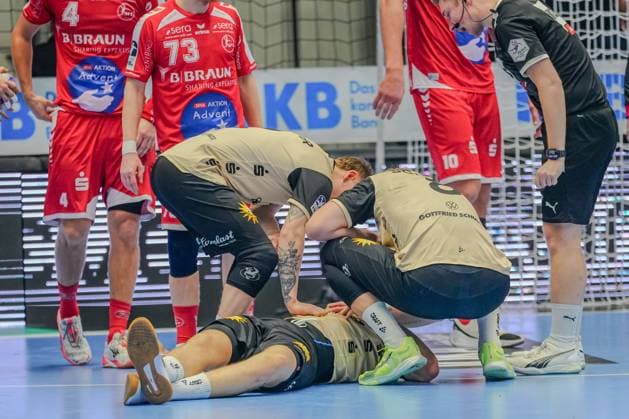 Scene with players from Team MT Melsungen and Team Bergischer HC Handball Scene with injury treatment Copyright: xMichaelxSchäferx