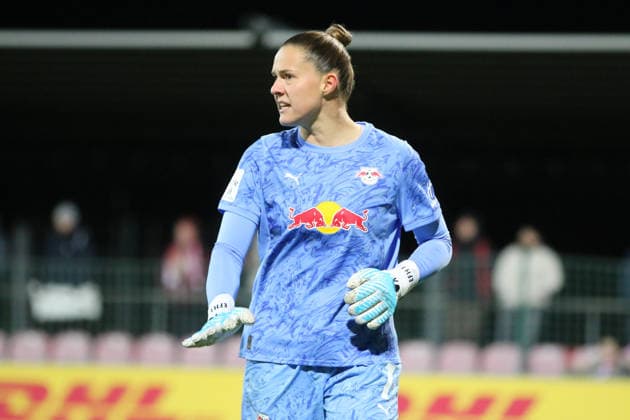 14 12 2025 Football Women 2025 2026 Google Pixel Women Bundesliga 13 Matchday RB Leipzig TSG Hoffenheim RB Trainingszentrum am Cottaweg Leipzig Elvira Herzog RBL, 1, light blue gives instructions to her front men Leipzig Saxony Germany