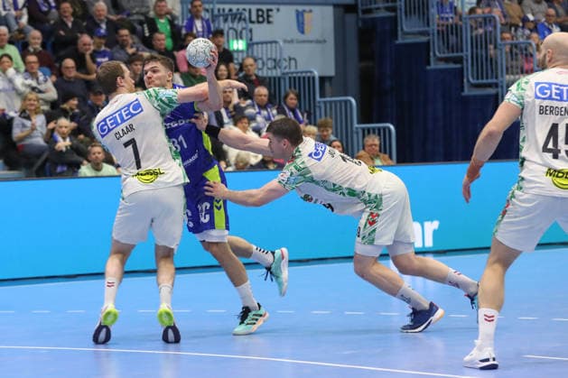 14 12 2025, xtgx, VfL Gummersbach SC Magdeburg v l Felix Claar Magdeburg, 7 , Kay Smits Gummersbach, 31 , Elvar Orn Jonsson Magdeburg, 19 duel, duel, fight, tackle Gummersbach
