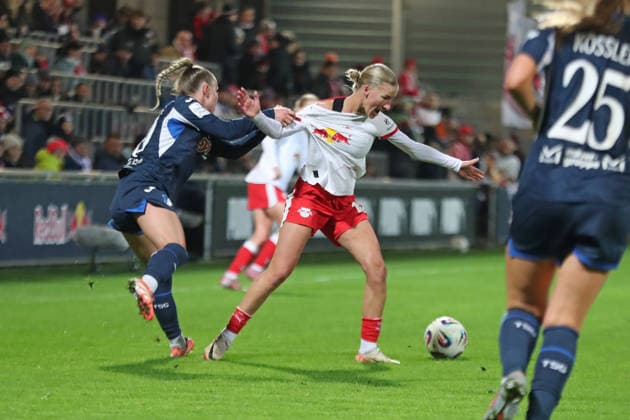 Google Pixel Womens Bundesliga, RB Leipzig TSG Hoffenheim 14 12 2025 Laura Gloning 20, TSG Hoffenheim tugs at Marlene Müllers jersey 27, RB Leipzig Football, Google Pixel Womens Bundesliga, Season 2025 2026, Matchday 13 RB Leipzig vs TSG 1899 Hoffenheim on 14 12 2025, Training Center Cottaweg, Leipzig DFB REGULATIONS PROHIBIT ANY USE OF PHOTOGRAPHS AS IMAGE SEQUENCES AND OR QUASI VIDEO Copyright: xBEAUTIFULxSPORTS JanxKaeferx