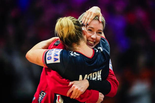 Women s Handball World Championship 2025 Germany Norway Rotterdam, Netherlands 20251214 Norway s goalkeeper Katrine Lunde with Nora Mork after the final of the Women s Handball World Championship between Germany and Norway in Ahoy Arena Photo Beate Oma Dahle NTB Rotterdam Netherlands EDITORIAL USE ONLY RESTRICTED USE FOR BETTING COMPANIES  Copyright: xBeatexOmaxDahlex xNTBx
