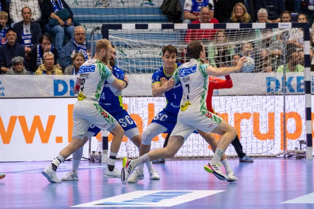Daikin Handball Bundesliga, VfL Gummersbach SC Magdeburg, 14 12 2025 Matthias Musche SC Magdeburg, 6 , Teitur Einarsson VfL Gummersbach, 14 , Julian Köster VfL Gummersbach, 7 , Felix Claar SC Magdeburg, 7 , Daikin Handball Bundesliga, VfL Gummersbach SC Magdeburg, 14 12 2025 Copyright: xBEAUTIFULxSPORTS Erlhofx