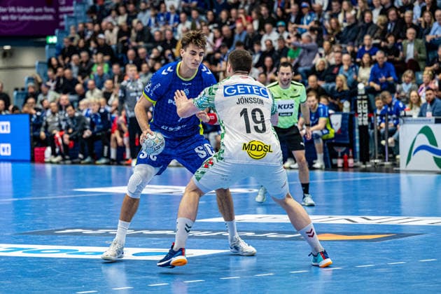 Daikin Handball Bundesliga, VfL Gummersbach SC Magdeburg, 14 12 2025 Julian Köster VfL Gummersbach, 7 , Elvar Örn Jónsson SC Magdeburg, 19 , Daikin Handball Bundesliga, VfL Gummersbach SC Magdeburg, 14 12 2025 Copyright: xBEAUTIFULxSPORTS Erlhofx