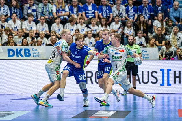 Daikin Handball Bundesliga, VfL Gummersbach SC Magdeburg, 14 12 2025 Magnus Saugstrup SC Magdeburg, 23 , Tom Kiesler VfL Gummersbach, 30 , Ellidi Vidarsson VfL Gummersbach, 4 , Ómar Ingi Magnússon SC Magdeburg, 14 , Daikin Handball Bundesliga, VfL Gummersbach SC Magdeburg, 14 12 2025 Copyright: xBEAUTIFULxSPORTS Erlhofx