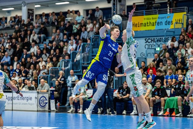 Daikin Handball Bundesliga, VfL Gummersbach SC Magdeburg, 14 12 2025 Ole Pregler VfL Gummersbach, 23 , Magnus Saugstrup SC Magdeburg, 23 , Daikin Handball Bundesliga, VfL Gummersbach SC Magdeburg, 14 12 2025 Copyright: xBEAUTIFULxSPORTS Erlhofx