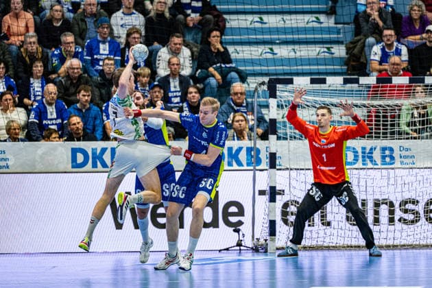 Daikin Handball Bundesliga, VfL Gummersbach SC Magdeburg, 14 12 2025 Felix Claar SC Magdeburg, 7 , Ellidi Vidarsson VfL Gummersbach, 4 , Dominik Kuzmanovi VfL Gummersbach, 1 , Daikin Handball Bundesliga, VfL Gummersbach SC Magdeburg, 14 12 2025 Copyright: xBEAUTIFULxSPORTS Erlhofx