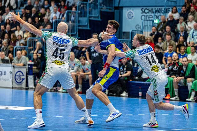 Daikin Handball Bundesliga, VfL Gummersbach SC Magdeburg, 14 12 2025 Oscar Bergendahl SC Magdeburg, 45 , Julian Köster VfL Gummersbach, 7 , Ómar Ingi Magnússon SC Magdeburg, 14 , Daikin Handball Bundesliga, VfL Gummersbach SC Magdeburg, 14 12 2025 Copyright: xBEAUTIFULxSPORTS Erlhofx