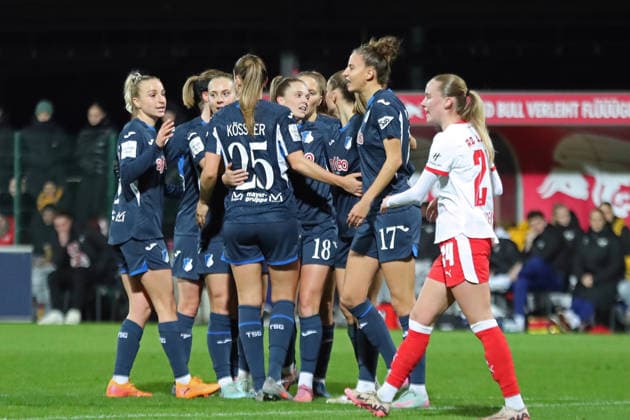 Google Pixel Womens Bundesliga, RB Leipzig TSG Hoffenheim 14 12 2025 Goal Cheers from the Hoffenheim team after scoring the 0 1 Goal scorer Valesca Ampoorter 18, TSG Hoffenheim Football, Google Pixel Womens Bundesliga, Season 2025 2026, Matchday 13 RB Leipzig vs TSG 1899 Hoffenheim on 14 12 2025, Training Center Cottaweg, Leipzig DFB REGULATIONS PROHIBIT ANY USE OF PHOTOGRAPHS AS IMAGE SEQUENCES AND OR QUASI VIDEO Copyright: xBEAUTIFULxSPORTS JanxKaeferx
