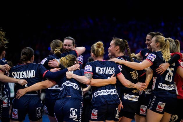 251214 Players of Norway celebrate after winning in the IHF Women s World Championship final between Germany and Norway on December 14, 2025 in Rotterdam Photo Joel Marklund BILDBYRAN kod JM JM0758 bbeng handball handball handball vm handball vm handbolls vm ihf handball world championship world handball championship 2025 world championship 2025 final tyskland norway norge germany dam jubel  Copyright: JOELxMARKLUND BB251214JM073