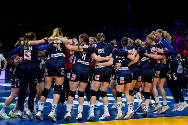 251214 Players of Norway celebrate after winning in the IHF Women s World Championship final between Germany and Norway on December 14, 2025 in Rotterdam Photo Joel Marklund BILDBYRAN kod JM JM0758 bbeng handball handball handball vm handball vm handbolls vm ihf handball world championship world handball championship 2025 world championship 2025 final tyskland norway norge germany dam jubel  Copyright: JOELxMARKLUND BB251214JM074
