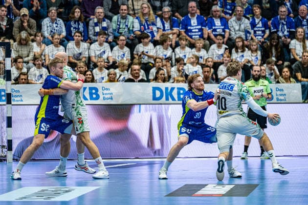Daikin Handball Bundesliga, VfL Gummersbach SC Magdeburg, 14 12 2025 Ellidi Vidarsson VfL Gummersbach, 4 , Tom Kiesler VfL Gummersbach, 30 , Gísli Þorgeir Kristjánsson SC Magdeburg, 10 , Daikin Handball Bundesliga, VfL Gummersbach SC Magdeburg, 14 12 2025 Copyright: xBEAUTIFULxSPORTS Erlhofx